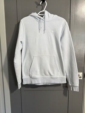 Nike Men’s Light Blue Pullover Hoodie with Embroidered Swoosh
